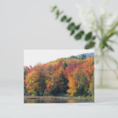 Carte Postale Étang de feuillage d'automne personnalisé (Debout devant)