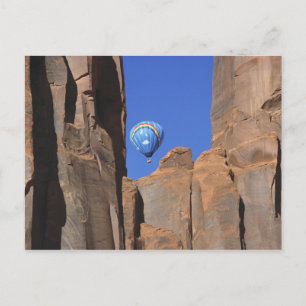 Carte Postale États-Unis, Utah, Monument Valley. Une montgolfièr