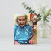 Carte postale étrange bizarre grand-mère terrorisé (Debout devant)