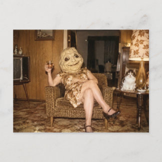 Carte postale étrange : femme avec masque