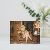 Carte postale étrange : femme avec masque (Debout devant)