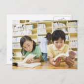 Carte Postale Étudiants du primaire lisant un livre (Devant / Derrière)