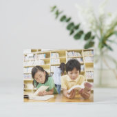 Carte Postale Étudiants du primaire lisant un livre (Debout devant)