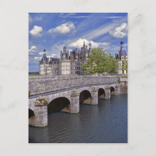 Carte Postale Europe, France, Chambord. Un pont de pierre mène