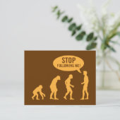 Carte Postale évolution - arrêtez de me suivre ! (Debout devant)