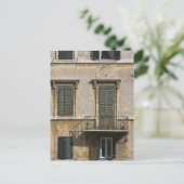 Carte Postale façade du bâtiment avec balcon et volets (Debout devant)