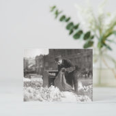 Carte Postale Facteur dans la neige, 1922 (Debout devant)