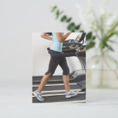 Carte Postale Faible section de femmes marchant sur le tapis rou (Debout devant)