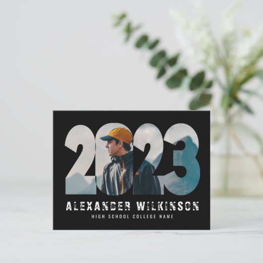 Carte Postale Faire-part 2023 Modern Bold Script Simple Photo Graduation (Debout devant)