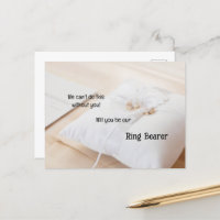 Anneaux D'Or Sur Un Porteur De Bague Coussin Satin