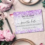 Carte Postale Faire-part Anniversaire parties scintillant argent violet enr<br><div class="desc">Une petite fille et tendance Enregistrer la carte Date pour une fête d'anniversaire de 40e (ou tout âge). Un arrière - plan d'aspect faux argent moderne décoré de faux parties scintillant violets de couleur lavande brille. Personnalisez et ajoutez une date et un nom/âge 40. Le texte : Save the Date...</div>