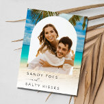 Carte Postale Faire-part Arc de mariage de plage Budget photo Enregistrer l<br><div class="desc">Ces belles cartes postales de date sont pour le couple qui ne peut pas attendre de partager leur date de mariage avec sa famille et ses amis. Le devant a une photo en arc qui est customisée avec votre photo fiançailles préférée. Une photo de la plage : "Sandy Toes Salty...</div>