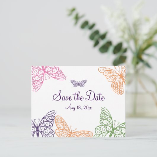 Carte Postale Faire-part Baisers de papillon violet Enregistrez la date (Debout devant)