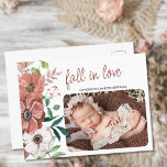 Carte Postale Faire-part Bébé Automne Photo Fleurs Automne Naissance<br><div class="desc">Carte postale Automne que vous pouvez personnaliser avec votre photo bébé et votre message. Fall in love est écrit en écriture manuscrite décontractée et le design a une histoire de couleur de terre neutre genre pour un bébé garçon ou petite fille. Le bouquet d'automne aquarelle d'anémone, de pavot et de...</div>