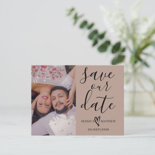 Carte Postale Faire-part Beige & noir moderne Enregistrer le script de date (Debout devant)