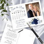 Carte Postale Faire-part Blue Boho Roses photo et calendrier Enregistrer la<br><div class="desc">Ce mariage rustique Save the Date est doté d'un élégant design floral aquarelle avec un bouquet de beaux roses peints à la main et des fleurs dans les tons bleu poussiéreux, bleu marine et indigo. Le côté gauche de la carte comporte un calendrier personnalisable avec un coeur autour de votre...</div>