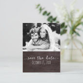 Carte Postale Faire-part Bois foncé ÉCONOMISER LA DATE Rustique Mariage Pho (Debout devant)