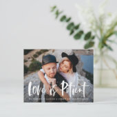 Carte Postale Faire-part Bold Brush Script L'amour est patient Report (Debout devant)