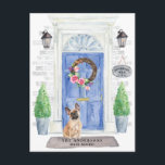 Carte postale Faire-part Bulldog Moving<br><div class="desc">Annoncez votre nouvelle adresse avec notre faire-part élégante comprenant un Bulldog français,  une porte d'entrée bleue,  un tapis de bienvenue,  une ardoise,  des topiaires et une couronne fleurie posée sur un arrière - plan en brique grise.</div>