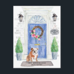 Carte postale Faire-part Bulldog Moving anglais<br><div class="desc">Annoncez votre nouvelle adresse avec notre faire-part élégante avec un Bulldog anglais,  une porte d'entrée bleue,  un tapis de bienvenue,  une ardoise,  des topiaires et une couronne fleurie posée sur un arrière - plan en brique grise.</div>