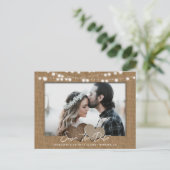 Carte Postale Faire-part Burlap String Lights Mariage Photo Enregistrer La  (Debout devant)