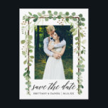 Carte Postale Faire-part Cadre en bois de calligraphie botanique Save The D<br><div class="desc">Écriture de calligraphie moderne,  feuilles de eucalyptus vert aquarelle botanique,  cadre en bois,  annonce de fiançailles Save The Date carte postale photo de couple</div>