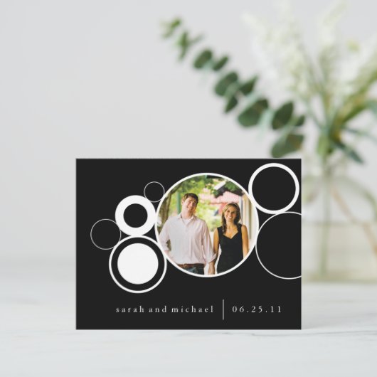 Carte Postale Faire-part Cercles BW Enregistrer la date (Debout devant)