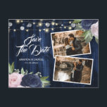 Carte Postale Faire-part Chic Navy Blush Floral Sauvez La Date Photo<br><div class="desc">Les fleurs rustiques sauvent les cartes postales datées avec un bois rustique orné de roses bleues,  rousses et roses,  dentelle florale blanche et lampes à cordes. Une carte idéale pour une fête de mariage bleu marine et rustique. Éléments correspondants disponibles.</div>