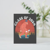 Carte Postale Faire-part Classe De 2024 Drôle Graduation Bigfoot Retro Cade (Debout devant)