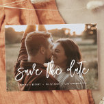 Carte Postale Faire-part Contemporain moderne Enregistrer la photo de date<br><div class="desc">Sauvez la date : partager la joie de votre amour et nouveau fiançailles avec ce moderne personnalisé Enregistrer le carte photo de date. Message et couleurs entièrement personnalisables.</div>