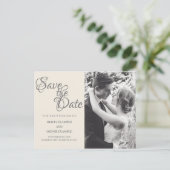 Carte Postale Faire-part Couple de mariés s'embrassant en monochrome (Debout devant)