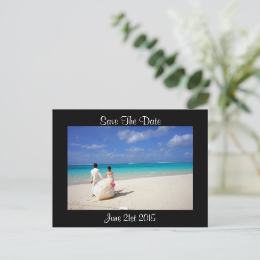 Carte Postale Faire-part Couple mariage sur une plage Enregistrer la date (Debout devant)