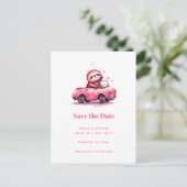 Carte Postale Faire-part Cute Sloth in a Pink Convertible (Debout devant)