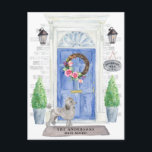 Carte postale Faire-part de déplacement de caniche<br><div class="desc">Annoncez votre nouvelle adresse avec notre faire-part élégante avec un caniche gris,  une porte d'entrée bleue,  un tapis de bienvenue,  une ardoise,  des topiaires et une couronne fleurie posée sur un arrière - plan en brique grise.</div>