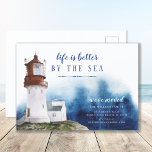 Carte Postale Faire-part de déplacement du phare côtier<br><div class="desc">Belle aquarelle nouvelle maison faire-part avec un phare rouge et blanc côtier avec un lavage d'aquarelle bleu foncé.</div>