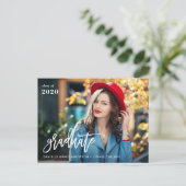 Carte Postale Faire-part de graduation de script de brosse uniqu (Debout devant)