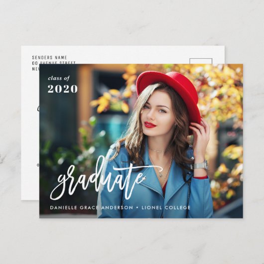 Carte Postale Faire-part de graduation de script de brosse uniqu (Devant / Derrière)