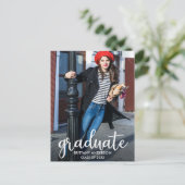 Carte Postale Faire-part de graduation de script moderne (Debout devant)