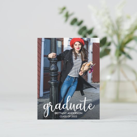 Carte Postale Faire-part de graduation de script moderne (Debout devant)