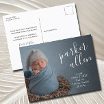 Carte Postale Faire-part de naissance de script élégant<br><div class="desc">Les cartes postales élégamment sucrées présentent votre photo préférée de nouveau-né en plein saignement,  avec le nom du bébé en écriture blanche inclinée et les statistiques de naissance en lettres blanches chic et votre message personnel sur le dos. CORRESPONDRE des articles dans notre magasin.</div>