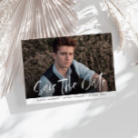 Carte Postale Faire part de remise des diplômes avec lettrage mo<br><div class="desc">Une carte de fin d'études moderne avec texte modifiable et lettrage blanc. N'hésitez pas à personnaliser l'image et le texte.</div>