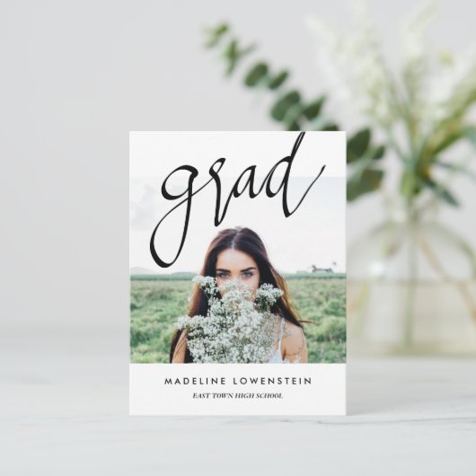 Carte Postale Faire-part Décontracté Simple Grad Typography Diplômée Photo (Debout devant)