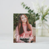 Carte Postale Faire-part Diplômé Moderne Écriture Blanche Photo Graduation (Debout devant)