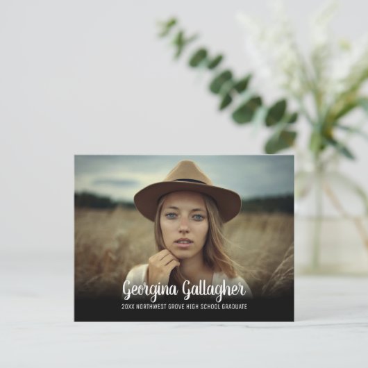 Carte Postale Faire-part Diplôme Moderne Gras Photo | Nom du diplômé Script (Debout devant)