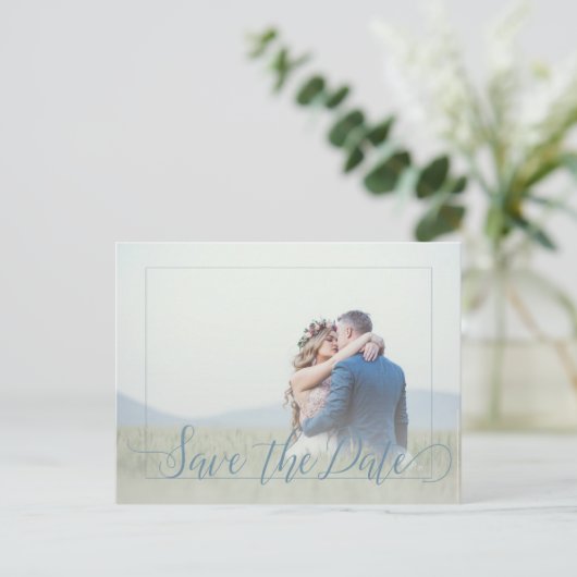 Carte Postale Faire-part Dusty bleu script printemps photo enregistrer date (Debout devant)