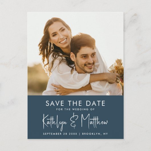 Carte Postale Faire-part Dusty Blue Fun Script Mariage Photo Moderne Enregi (Devant)