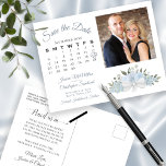 Carte Postale Faire-part Dusty Blue Roses Photo & Calendrier Enregistrer la<br><div class="desc">Ce mariage rustique Save the Date est doté d'un élégant design floral aquarelle avec un bouquet de beaux roses peints à la main et des fleurs dans les tons bleu poussiéreux. Le côté gauche de la carte comporte un calendrier personnalisable avec un coeur autour de votre date de mariage, ainsi...</div>