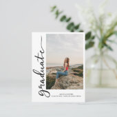 Carte Postale Faire-part Écriture manuscrite de diplômé décontractée | Phot (Debout devant)