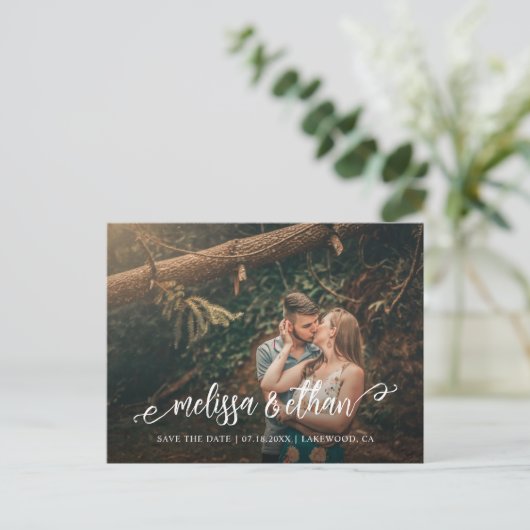Carte Postale Faire-part Élégant Brush Script Photo Mariage Enregistrer La  (Debout devant)