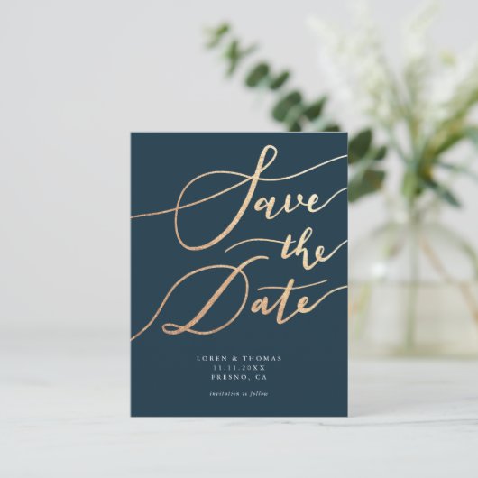 Carte Postale Faire-part Elegant Navy Gold Script Enregistrer la date (Debout devant)